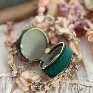 KIMBERLY DOYLE Green Round Jewelry Travel Case